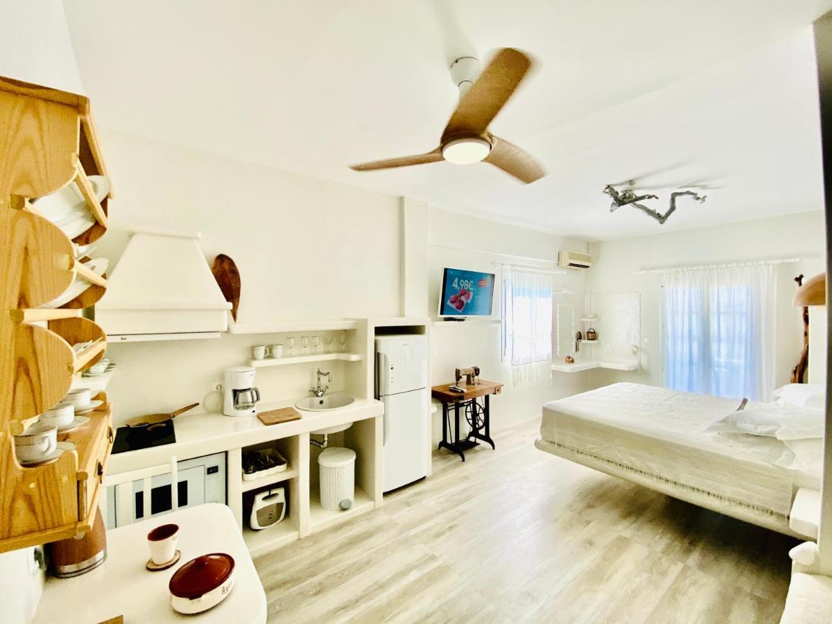 Deluxe Studios & Suites Ageri-Milos Adamantas  Exteriör bild