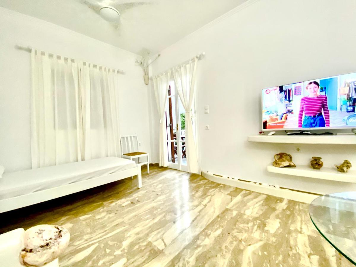 Deluxe Studios & Suites Ageri-Milos Adamantas  Exteriör bild