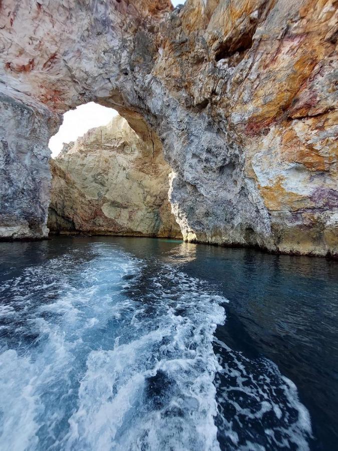 Deluxe Studios & Suites Ageri-Milos Adamantas  Exteriör bild